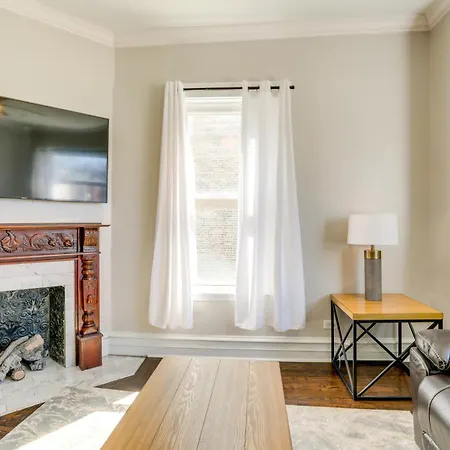Spacious Chicago Condo With Deck Less Than 9 Mi To Downtown!
