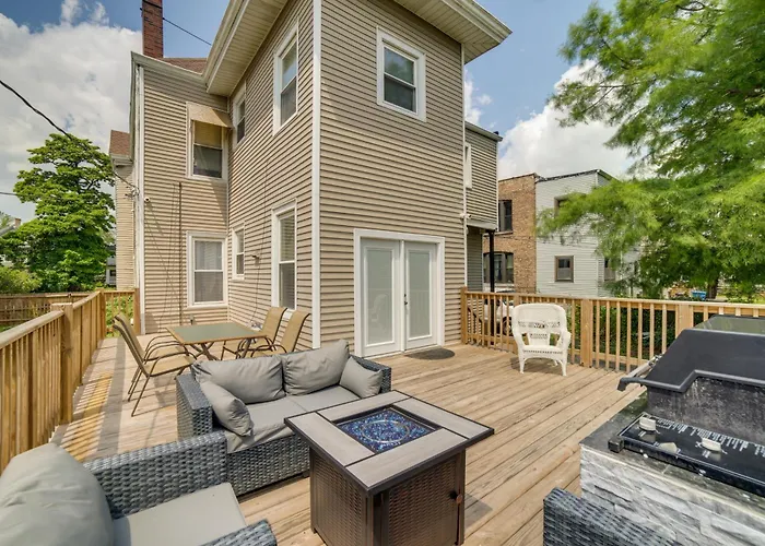 Spacious Chicago W/ Deck < 9 Mi To Downtown! Holiday home