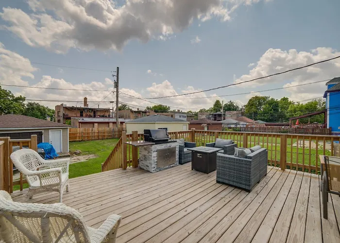 Spacious Chicago W/ Deck < 9 Mi To Downtown! Holiday home *