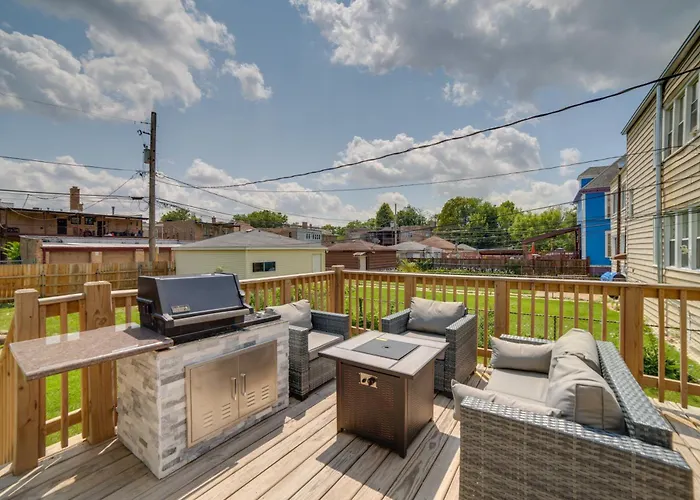 Holiday home Spacious Chicago W/ Deck < 9 Mi To Downtown!