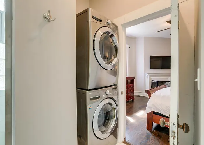 Spacious Chicago W/ Deck < 9 Mi To Downtown! Holiday home