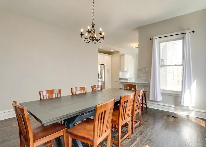 Spacious Chicago W/ Deck < 9 Mi To Downtown! Holiday home