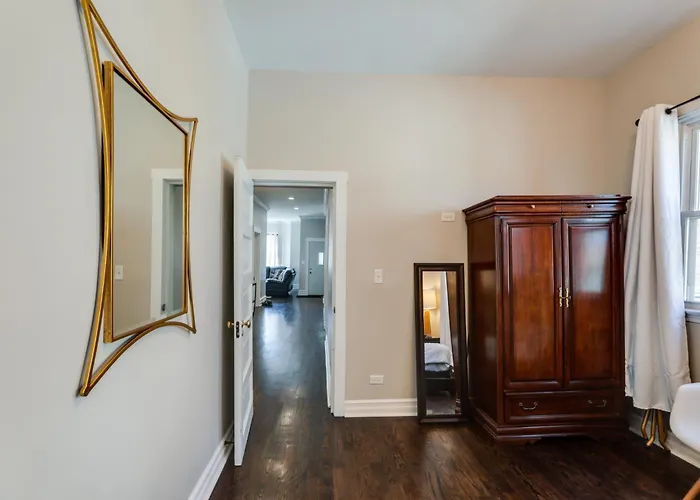 Spacious Chicago W/ Deck < 9 Mi To Downtown! Holiday home *