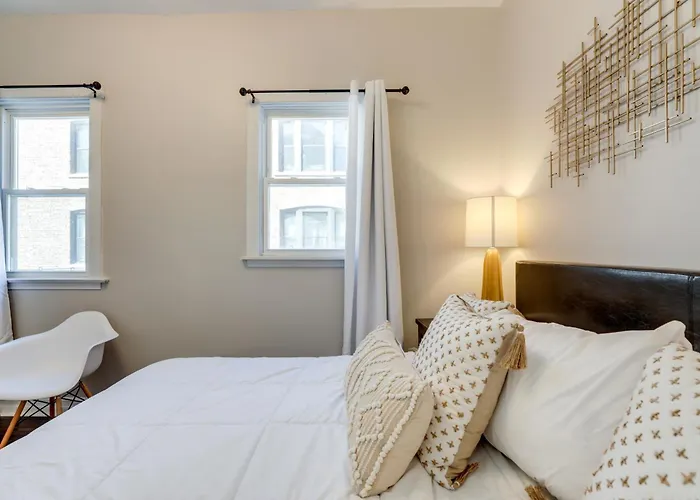 Spacious Chicago W/ Deck < 9 Mi To Downtown!