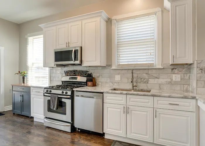 Holiday home Spacious Chicago W/ Deck < 9 Mi To Downtown! *