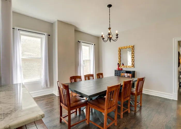 Spacious Chicago W/ Deck < 9 Mi To Downtown! Holiday home