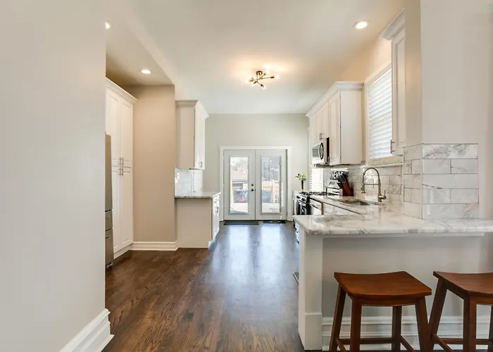 Spacious Chicago W/ Deck < 9 Mi To Downtown! Holiday home *